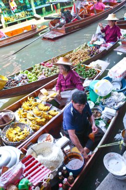 Bangkok, Tayland - 20 Ocak. damnoen saduak yüzen Pazar, bangkok Tayland 20 Ocak 2010 Pazar sabahı meşgul. taze satan yerli üretmek, pişmiş gıda ve souve