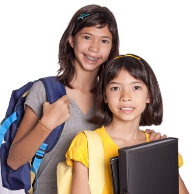iki güzel kız klasörleri wit, dosyaları ve çantaları okul için hazır