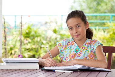 güzel genç kız ev ortamında ödevini yapıyor