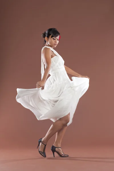 Beautiful flamenco dancer in white dress — Stock Photo, Image