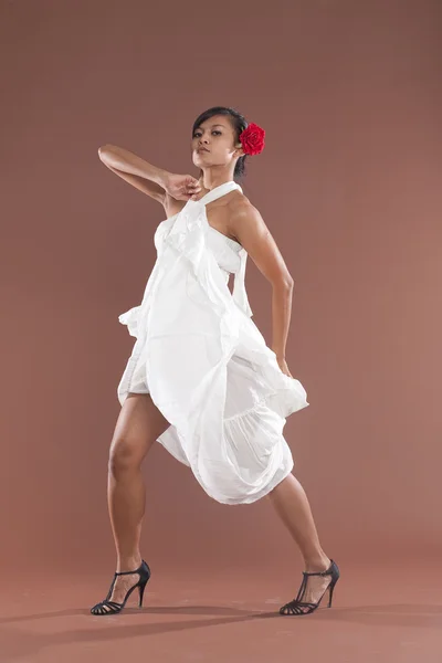 白いドレスで美しいフラメンコ ダンサー — ストック写真