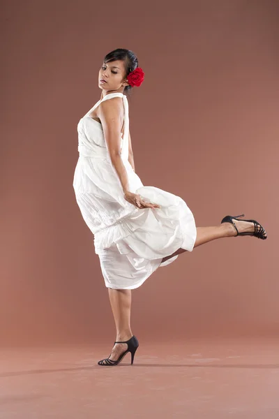 Beautiful flamenco dancer in white dress — Stock Photo, Image