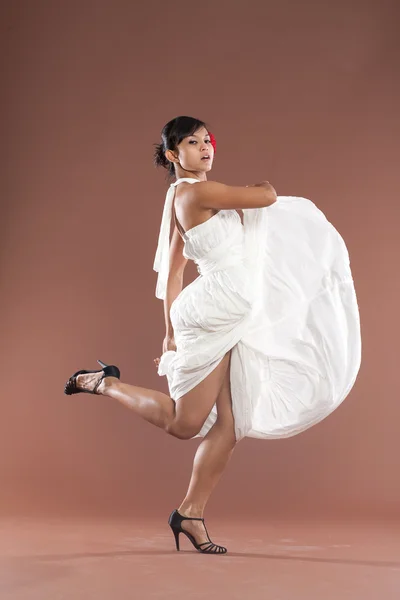 Beautiful flamenco dancer in white dress — Stock Photo, Image