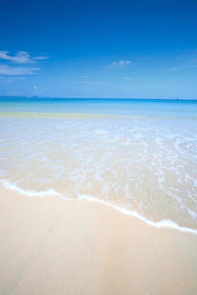 Praia bonita com céu azul claro e belo mar azul — Fotografia de Stock