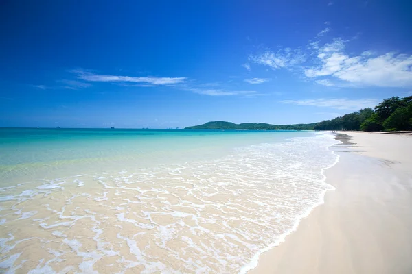 Hermosa playa con cielo azul claro y hermoso mar azul —  Fotos de Stock