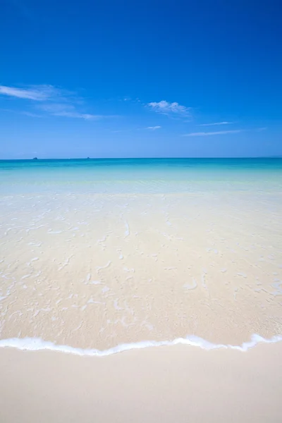 Gyönyörű strand, tiszta kék ég és a gyönyörű kék tenger — Stock Fotó