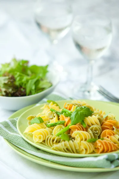 Colorful pasta with asparagus and rocket pesto and basil — Stock Photo, Image