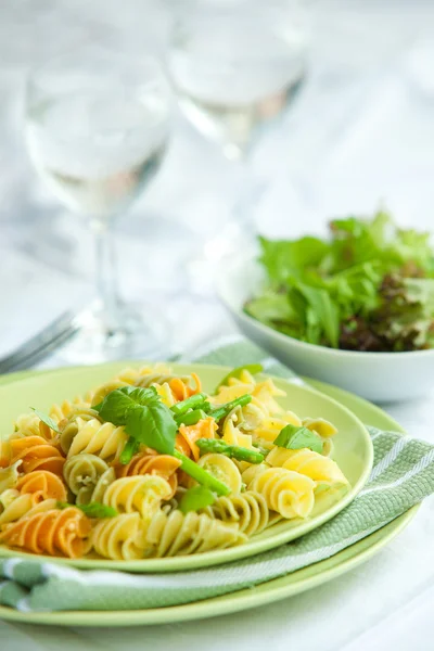 Colorful pasta with asparagus and rocket pesto and basil — Stock Photo, Image