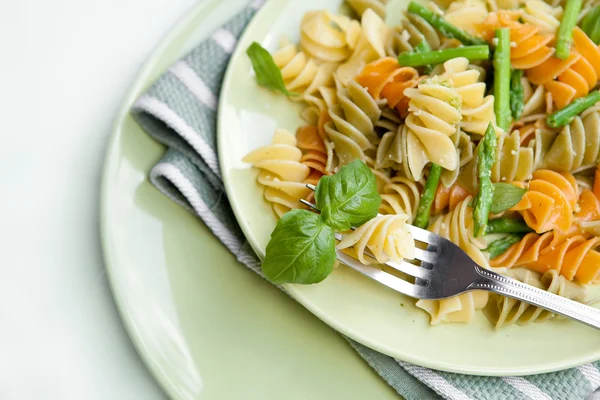 Colorful pasta with asparagus and rocket pesto and basil — Stock Photo, Image