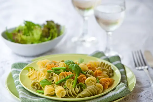 Colorful pasta with asparagus served on outdoor dining — Stock Photo, Image