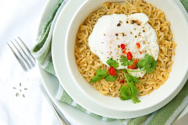 Oriental noodles in soup with poached egg — Stock Photo, Image