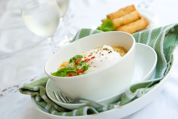 Cuenco de fideos orientales picantes con huevo escalfado — Foto de Stock