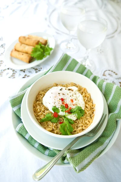 Bowl of spicy oriental noodles with poached egg — Stock Photo, Image
