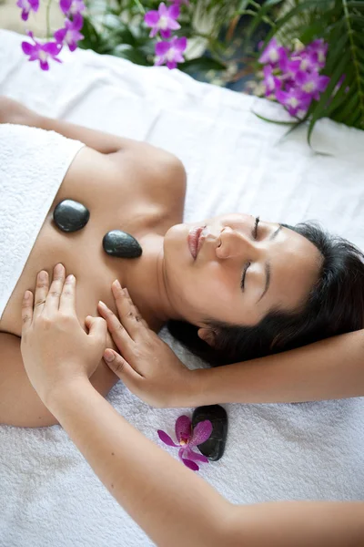 Mujer joven recibiendo masaje corporal de terapeuta —  Fotos de Stock