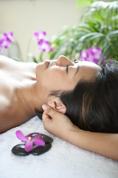 Mujer joven teniendo masaje corporal de terapeuta —  Fotos de Stock