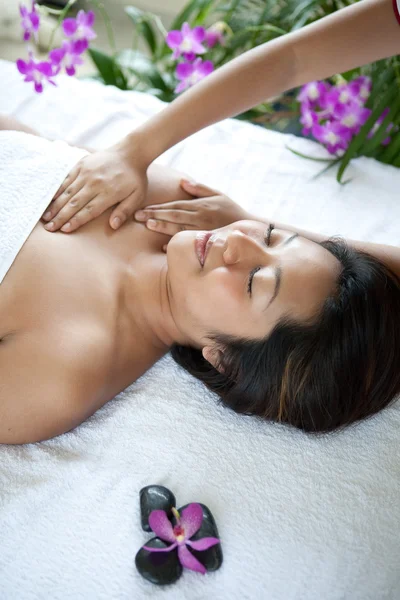 Mujer joven recibiendo masaje corporal de terapeuta — Foto de Stock
