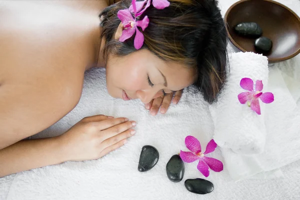 Jeune femme asiatique bénéficiant d'un massage du dos au spa — Photo