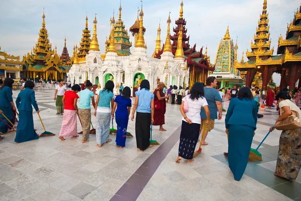 YANGON, MIANMAR - JAN 28: devotos budistas varrendo o complexo no festival da lua, Shwedagon Pagoda, 28 de janeiro de 2010 em Mianmar (Birmânia ). — Fotografia de Stock