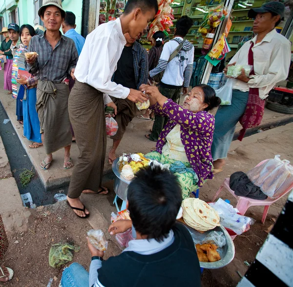 YANGON, MYANMAR - 30 GENNAIO: Occupati venditori ambulanti che vendono la colazione alla stazione degli autobus di Yangon, 30 gennaio 2010 in Myanmar (Birmania ). — Foto Stock