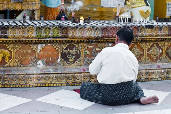 Yangon, myanmar - jan 28: buddhistické ctitel modlí na úplněk festivalu shwedagon pagoda, leden 28, 2010 v Myanmaru (Barmě). — Stock fotografie