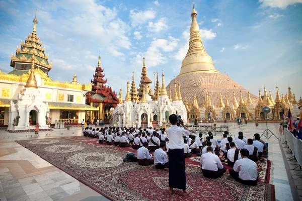 Yangon, Mianmar - jan 28: buddhista híve, imádkozott a telihold Fesztivál, shwedagon pagoda, 28 január 2010 Mianmarban (Burmában) — Stock Fotó