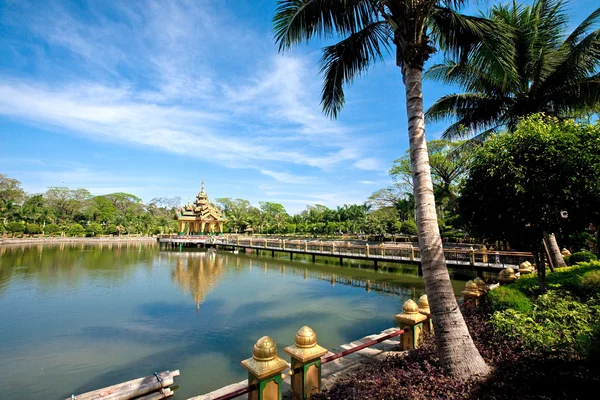 Un sanctuaire bouddhiste au milieu d'un lac dans un jardin au Myanmar . — Photo