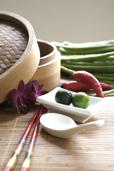 Chinese cooking set with oriental ingredients of long beans, chili and local limes. — Stock Photo, Image