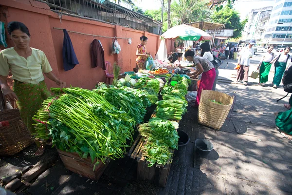 Myanmar 2010. bancarelle di verdure lungo la strada che vendono prodotti freschi sono una vista comune per le strade di Yangon, Myanmar . — Foto Stock