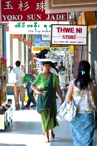 YANGON FEBRUARY 2010. A walkway along shops corridor specializing in semi precious stones such as jade and rubies in Yangon Feb 2010 , Myanmar ( Burma ). — Stock Photo, Image