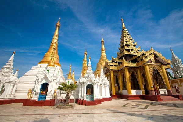 Santuario del templo dorado adornado que rodea la estructura principal de la pagoda Shwedagon, Rangún, Myanmar . — Foto de Stock