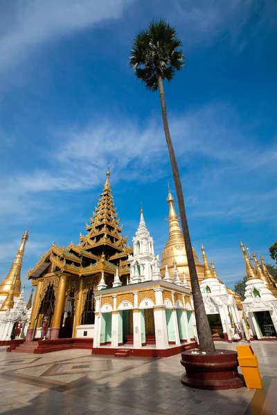 Belo pavilhão de templo de ouro circundando o pagode principal de Shwedagon, Rangum, Mianmar . — Fotografia de Stock