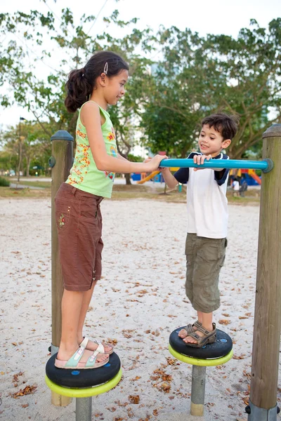 Brother and sister enjoying time together in the park — Stock Photo, Image