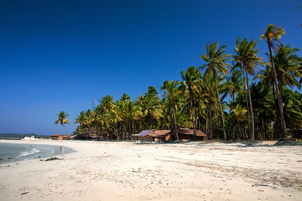 ชายหาดชายฝั่งตะวันตกที่สวยงามของหมู่บ้าน Ngwe Saung, พม่า . — ภาพถ่ายสต็อก