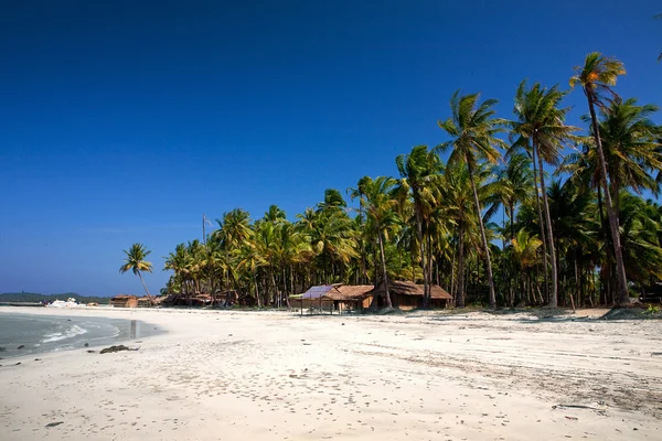 美丽的西海岸海滩 ngwe saung 村，缅甸的. — 图库照片