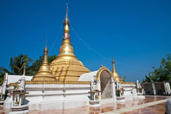 Golden pagoda, a place for Buddhist worshippers on fisherman island off the west coast Chaungtha of Myanmar. — Stock Photo, Image