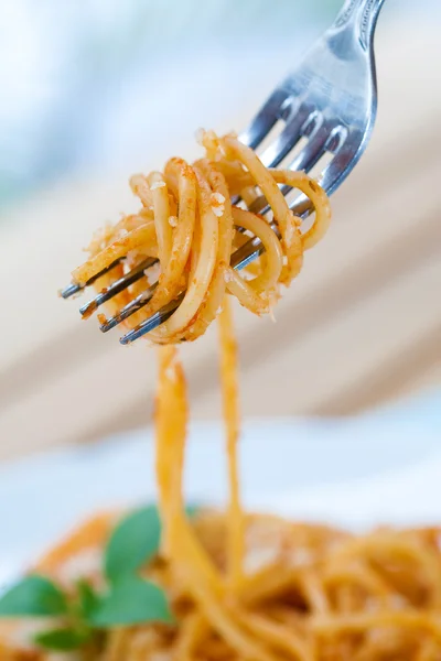 Forkfull spaghetti z sosem pomidorowym — Zdjęcie stockowe