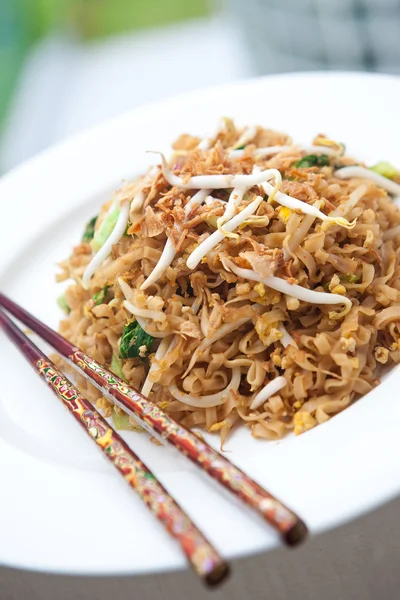 Delicious stir fried oriental noodles with baby bok choi and bean sprouts. — Stock Photo, Image