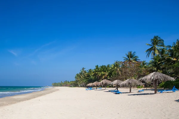 Myanmar Batı kıyısında güzel bir plaj resort