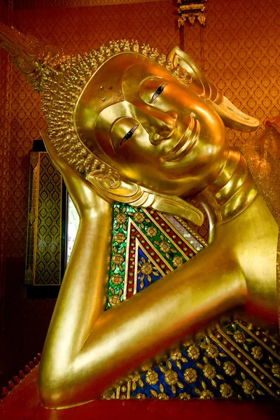 En liggande buddha i ett buddhistiskt tempel. — Stockfoto