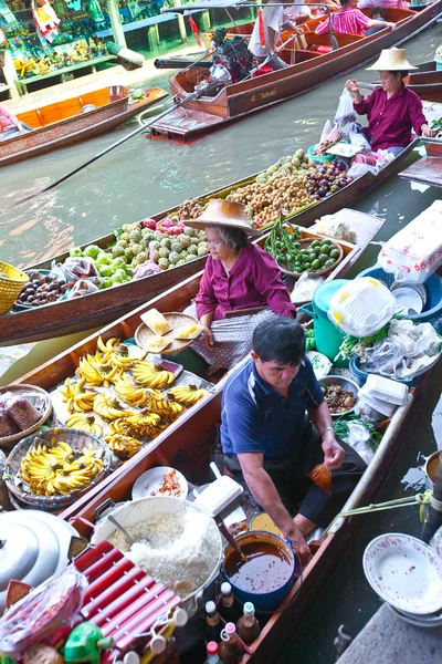 BANGKOK TAILANDIA - 20 DE ENERO. Ocupado domingo por la mañana en Damnoen Saduak mercado flotante, Bangkok Tailandia Ene 20, 2010. Locales que venden productos frescos, alimentos cocinados y souve — Foto de Stock