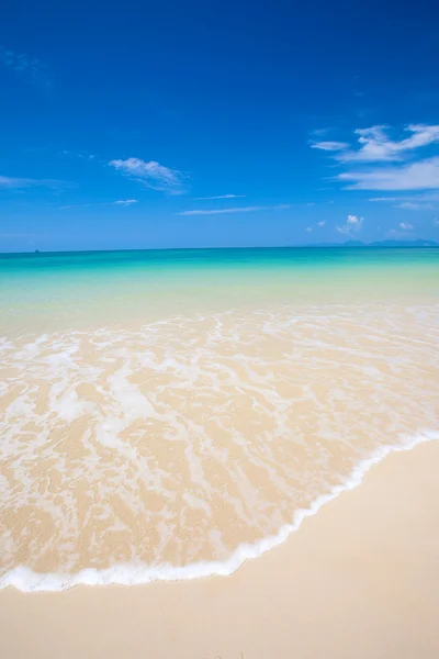 Hermosa vista al mar con aguas cristalinas . — Foto de Stock