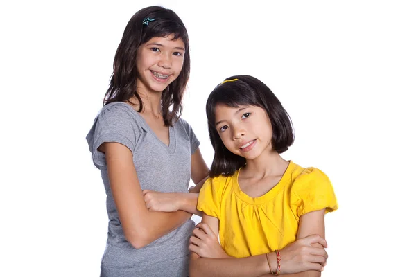 Δύο όμορφες αδερφές από κινέζικο και Ευρωπαϊκό υπόβαθρο, που απομονώνονται σε λευκό φόντο — Φωτογραφία Αρχείου