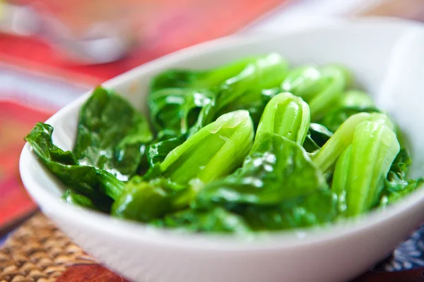 Köstlicher gedämpfter grüner Babybok Choi, ein orientalisches Gemüse mit hohem Eisengehalt — Stockfoto