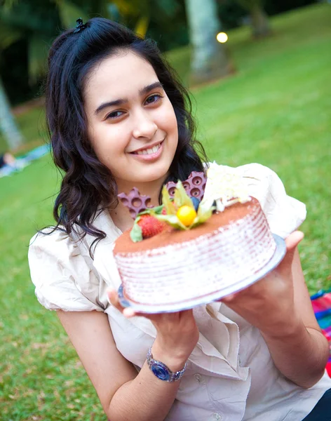 Menina comemorando seu aniversário no parque — Fotografia de Stock