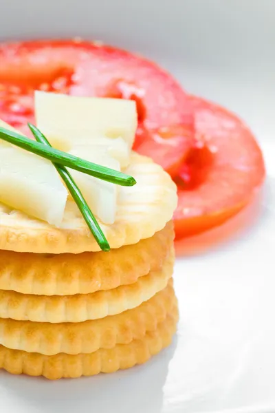 Crackers and cheese with sliced tomatoes — Stock Photo, Image