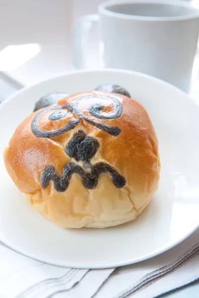 Freshly baked bun with funny bear face — Stock Photo, Image