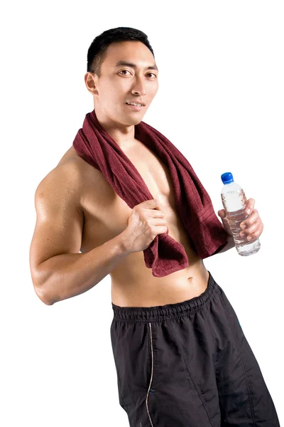Νεαρή ηλικία, τακτοποίηση και μυώδης άνδρας απολαμβάνοντας ένα μπουκάλι νερό μετά την άσκηση. — Φωτογραφία Αρχείου