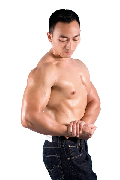 Joven culturista flexionando su músculo — Foto de Stock