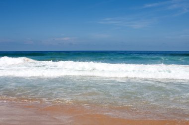 güzel bir plaj tropikal dalgalar çökmesini ile