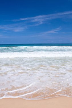 güzel bir plaj tropikal dalgalar çökmesini ile